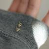 Brincos Mini Delicados Flor de Zircônia Diamantada Oca Banhados a Ouro 14k Prata S925 Novos Japoneses e Coreanos