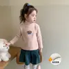 Camiseta Térmica Compuesta de Dibujos Animados Estilo Coreano para Niñas Otoño/Invierno 2026 Nueva Moda Infantil Suéter de Punto para Niña Tendencia