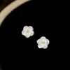 Aretes de camelia para mujer, de moda y de lujo ligero, aretes florales de dos tonos, de nicho y sofisticados, versátiles y adecuados para regalar