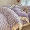 Juego de cama de cuatro piezas de terciopelo coral de leche engrosado de doble cara, ropa de cama de franela de invierno, falda de cama más gamuza, sábanas, funda de edredón