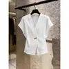 Top Feminino Branco de Manga Curta com Decote V de Luxo Leve Estilo Coreano, Novo Verão 2026 Top Slimming Texturizado que Marca a Cintura