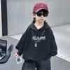 Moletom com Capuz para Meninos Primavera e Outono 2026 Novo Estilo Versão Coreana Infantil Acabamento Desgastado Pulôver com Letra Roupa de Outono para Meninos Tendência