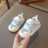 Zapatos de caminar huecos para bebé niño 2025 verano nuevo estilo para niña, zapatos de malla finos para niños, zapatos para bebé con suela suave