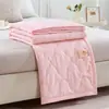 Colcha de Algodón Lavado de Verano con Diseño Estampado, Adecuada para Regalos y Eventos de Empresa, Colcha Delgada Lavable a Máquina en Caja de Regalo, Se Puede Estampar con Logo