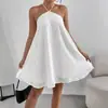 Verão 2026 Novo Estilo Europeu e Americano Vestido Branco de Alça no Pescoço Linha A Estilo Férias Emagrecedor Sem Mangas com Tiras