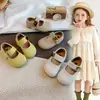 Zapatos Pequeños de Cuero con Tejido Hueco Estilo Coreano para Niñas 2026 Primavera Verano Nuevos Suela Suave Transpirables Zapatos de Princesa Versátiles para Niños Zapatos de Una Sola Pieza