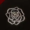 Broche de Flor Hueca de Zirconia Estilo Francés con Perla, Pin Versátil de Lujo de Alta Gama, Accesorios para Ropa y Joyería al por Mayor