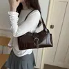Bolsas de mano de lujo ligero estilo coreano al por mayor para mujer, nuevo modelo de verano 2026, bolso de hombro de color liso con tachuelas, bolso versátil para debajo del brazo