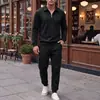 Moda Masculina Outono/Inverno 2026: Camisa Polo Jacquard de Cor Sólida e Calça Longa com Bolso e Cordão para Homem