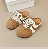 Meias-pantufas Fechadas Estilo Francês para Uso Externo, Novo Modelo Primavera/Verão 2026, Bloqueio de Cores Estiloso, Sandálias Slip-On com Cadarço de Solado Grosso Estilo Birkenstock