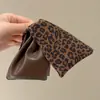 Nuevo pasador de pelo de felpa 2026 para mujer, tamaño grande, seguro para recogidos, pinza de tiburón, versátil para otoño e invierno, accesorio de pelo color café, al por mayor