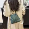 Bolso Casual de Moda Personalizado con Forma de Concha para Mujer 2025 Invierno Nuevo Retro Cadena de Clip Bolso de Hombro Cruzado para Viajes