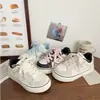 Zapatillas estudiantiles estilo dulce y fresco, nuevo modelo 2026 para niñas, zapatillas deportivas populares estilo coreano, zapatos blancos de suela gruesa estilo campus estudiantil