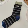 Meias listradas color-blocking femininas de cano médio ex etiqueta de tecido outono e inverno novos produtos meias slouch de algodão puro retrô combinando com sapatos pequenos de couro modernos