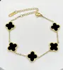 Pulsera de acero de titanio chapada en oro de 18k, de cuatro hojas, lisa, de moda, de venta caliente, con nácar de doble cara, fábrica de joyería de alta gama para mujer