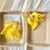 Brincos Amarelos de Pétalas com Atmosfera Super Feérica para Mulheres, Presilhas de Orelha Exageradas em Estilo Festivo, Brincos de Flor com Design de Nicho, Brincos
