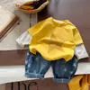 Coleção Outono 2026 Camiseta de Manga Longa para Meninos Top Falso Duas Peças Estilo Coreano Infantil Jeans Estrelado Roupa Infantil da Moda