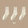Calcetines blancos para mujer hasta la pantorrilla, estilo primavera y otoño, transpirables, absorbentes de sudor, sin costuras, suaves, no aprietan, cómodos, versátiles y modernos