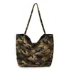Bolso de mano de lona con camuflaje de moda, gran capacidad, estilo deportivo, casual y versátil, adecuado para que los estudiantes lo usen como bolso de hombro tipo tote para la clase