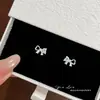 Brincos Femininos Mini Fofos em Forma de Coração com Zircônia e Laço, Compactos e Estilosos, Brincos de Personalidade Única