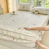 Falda de cama de terciopelo de leche Clase A Pieza única Manta de cama de vellón de coral Cubierta de cama engrosada Sábana de franela con encaje Bordes volantes Envoltura de cama acolchada