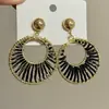 Brincos Circulares Vazados Geométricos Preto Dourado de Design Único para Mulheres, Brincos de Tarraxa da Moda com um Toque de Luxo