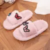 Pantuflas para niños 2026 invierno nuevo estilo para niñas moda para el hogar suela suave forma de corazón cálidas peludas slip-on