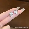 Brincos de Camélia com Esmalte Gotejado Retrô, Brincos Elegantes com Borda de Pérola, Brincos Versáteis para o Dia a Dia com Pino de Prata