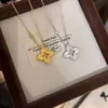Libro Rojo Pequeño Explosiones Tela Cepillada Tela Viento Flor de Cuatro Hojas Collar Nuevo para Mujer Industria Pesada Hueco Microincrustado Flor de Cuatro Hojas Cadena para Clavícula