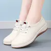 Sapatos Brancos Plataforma Slip-On Estilo Novo Primavera e Outono 2026 Moda Feminina Solado Macio Casual para Mães