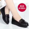 Nuevos Zapatos Casuales Cómodos de Talla Grande para Mamá 2025 Otoño Planos Zapatos de Cuero Cuero Suave Antideslizantes Zapatos de Cuero para Personas de Mediana Edad y Mayores