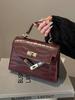 Bolso Retro Texturizado 2024 Nuevo Bolso de Mujer Moderno Moderno de Hombro Bajo el Brazo Bolso Cuadrado Pequeño Estilo Occidental Simple Bolso Bandolera