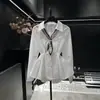 Camisa Blanca Profesional de Estilo Commuter Transfronteriza Europea y Americana con Cuello de Corbata, Pliegues en la Cintura, Corte Delgado, Top para el Día a Día