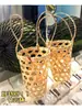 Características do Produto de Bambu Cesta de Bambu Manga para Copo de Chá com Leite Artesanal Vazada Item Popular para Check-in Cesta de Bambu para Sorvete Porta-copos de Bambu