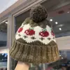 Gorro de Punto con Bola de Pelo Retro Coreano para Mujer en Otoño e Invierno Forrado de Polar para Mantener Caliente y Lucir el Rostro Gorro Pequeño de Lana