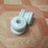 Soporte para poste de calle de línea aérea de bajo voltaje, soporte angular de poste para cable eléctrico galvanizado de 2 posiciones con soporte de aislador cerámico/cuenta aislante cerámica