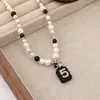 Botella de perfume negra dorada No.5 pedrería pequeño estilo fragante collar alfanumérico para mujer cadena de clavícula moda de lujo ligero clásica