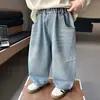 Calça Jeans de Outono para Meninos 2026 Novo Estilo Bonito Estiloso Bebê Criança Perna Curva Calça Comprida Roupas de Outono para Crianças Calças Tendência