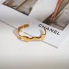 Aço Titânio Banhado a Ouro 18K Design de Nicho Pulseira Aberta Irregular em Forma de Onda Pulseira de Personalidade B242426