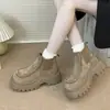 Botas Plataforma Estilo Britânico Chunky Salto Grosso Versáteis para Mulheres Baixinhas 2025 Novas Botas de Cano Curto Retro para Calçar Sem Cadarço para Mulheres