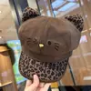 Bonito sombrero octogonal con estampado de leopardo y orejas de gato para mujer, estilo japonés, boina cálida de gamuza para otoño e invierno, sombrero de panadero versátil.