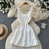 Vestido de punto blanco sin mangas con calados estilo francés para mujer, vestido de verano A-line que estiliza la cintura, elegante vestido corto A-line de socialité