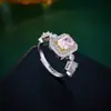 Anillo de Lujo Pequeño Estilo Nuevo Cubo de Azúcar para Mujer, Minimalista de Nicho, Artesanía Exquisita, Incrustado con Circonia Micro-Pavimentada Rosa Claro y Amarillo Ganso