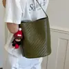 Bolso de mujer de gran capacidad, nuevo bolso cruzado tejido de moda de verano 2026, bolso de hombro tipo cubo de alta gama y moderno