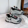Zapatos para niños 2026 otoño nuevo modelo zapatillas antideslizantes de botón para niños mayores, marca de moda zapatos Forrest Gump, transpirables para correr