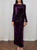 Vestido longo de veludo fosco de luxo leve transfronteiriço europeu e americano com mangas compridas, gola redonda, cintura torcida e design que valoriza a silhueta para banquetes