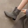 Botas femininas de salto médio com bico quadrado e fivela para comércio exterior transfronteiriço, novas botas curtas pretas slip-on outono e inverno, botas Martin de salto grosso emagrecedoras