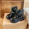 Otoño 2026 Nuevos Zapatos para Niños Moda Versátiles Botas tipo Dr. Martens Estilo Británico Retro Remaches Botas de Moda con Forro de Terciopelo para Niñas