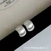Pendientes minimalistas de aguja plateada, nuevo modelo transfronterizo, pendientes de botón con cuentas cepilladas mate, estilo vintage de Hong Kong, adecuados para ir al trabajo, compactos y versátiles