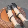 Sandalias Huecas Nuevas de Mujer Primavera y Verano Tacón Medio Grueso Zapatos Huecos Perforados con Hebilla de Velcro Zapatos para Personas de Mediana Edad
